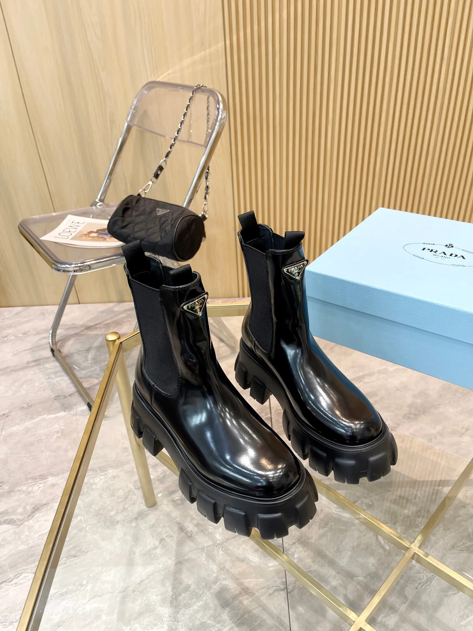 👟👟Ex-factory price 560👟👟 2023 SSS launches the Prada short boots series. PRADA's early autumn and winter T-stage catwalk show is the same style as "Dreams never sleep". Prada can be used on important occasions. It has a fresh style with a little nobility and is perfect on the feet. 💃💃 Wear these shoes with them. They are elegant and crystal clear. The materials of various accessories are exclusively customized one to one, so that there is no distance from the original. The entire series is a combination of exciting and unexpected elements, allowing you to have a taste of the ever-changing style of the Prada girl. 🎀Upper: imported cowhide, patent leather, open-edge beaded cowhide 🎀Inner lining: cowhide lining🎀Outsole: original Italian outsole Color supply, code number 35-41 (40.41 customization is not returnable)